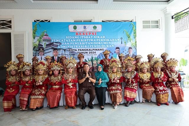 PANGKALPINANG, BANGKATERKINI – 10 pasangan mengikuti resepsi sidang itsbat nikah pencatatan peristiwa pernikahan dan penerbitan dokumen administrasi kependudukan yang berlangsung di rumah residen wali kota, Senin (11/11/2024).
