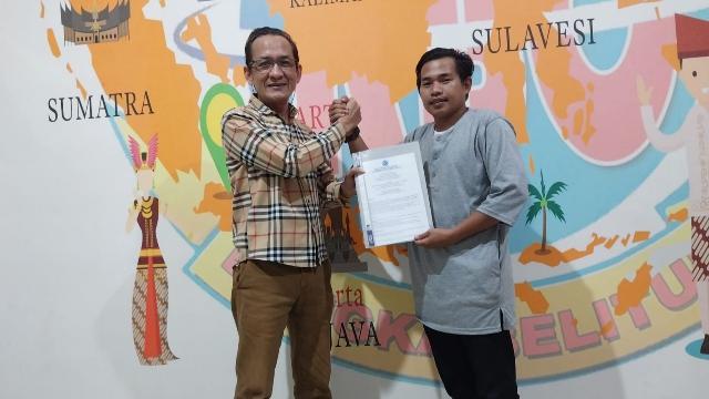 Penyerahan Surat Mandat Ketua DPC Pemerhati Jurnalis Siber (PJS) Pangkalpinang oleh Ketua DPD PJS Babel Ricky Fermana kepada Aditiya Safitri Ketua PJS Pangkalpinang