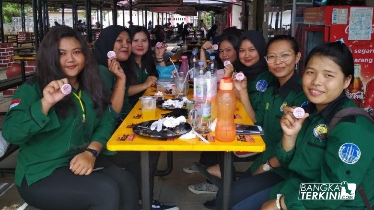 Dalam rangka memperingati Hari Perdamaian Dunia, Badan Eksekutif Mahasiswa (BEM) Fakultas Hukum Universitas Bangka Belitung (UBB) membagikan sebuah Pin kepada seluruh civitas akademika kampus, Jum'at (21/09/2018).