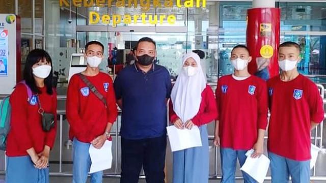 Pembina IKA LKS Bangka Belitung (Babel) dan Juga Anggota DPRD Babel, Nico Plamonia saat mengantar peserta terbaik dari Babel ikuti LKS Nasional angkatan 1 dan Olimpiade Pancasila.