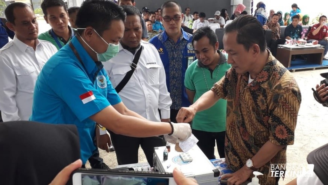 Ketua Himpunan Pewarta Indonesia (HPI) Babel, Rikky Fermana (Baju Batik), mewakili awak media yang hadir menjadi saksi pegetesan atau uji keaslian barang bukti Narkotika jenis Shabu, oleh BNNP Babel, Jum'at (16/11/2018)