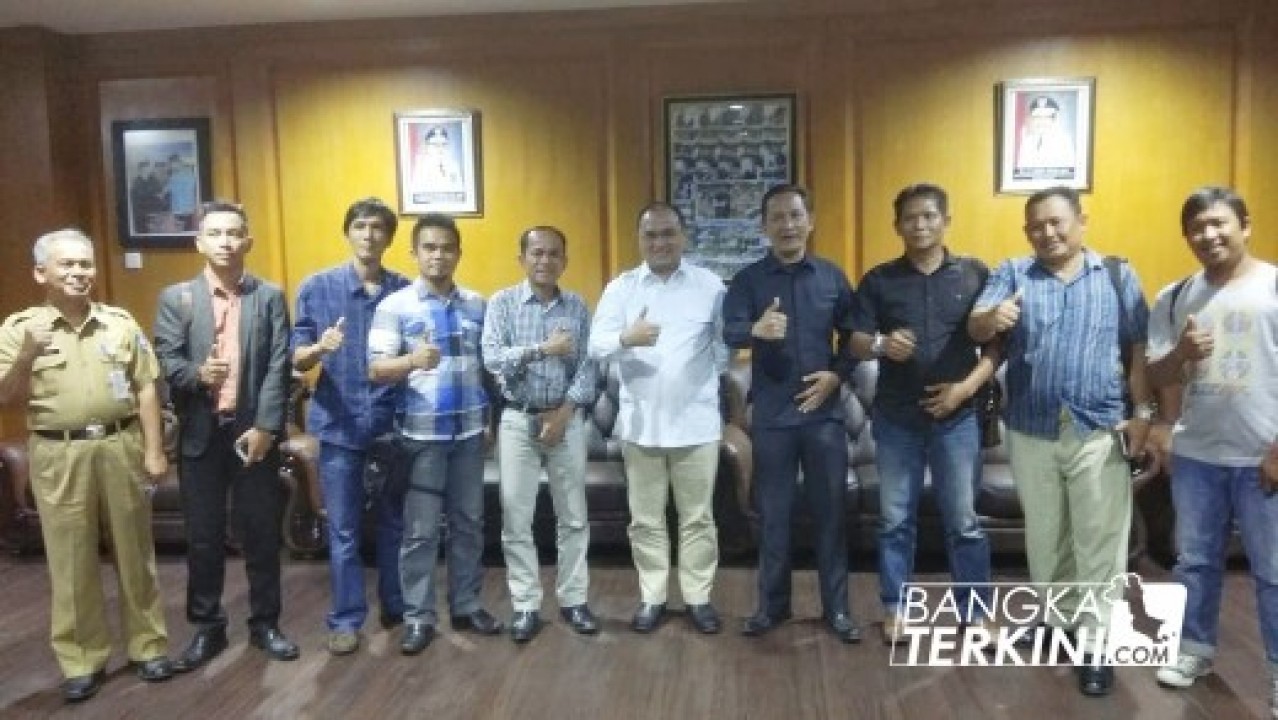 Pertemuan pengurus Himpunan Pewarta Indonesia (HPI) Babel dan Gubernur Babel Erzaldi Rosman di ruang kerja gubernur, Senin (08/10/2018).