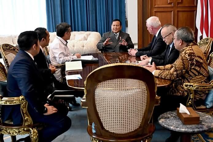 Presiden Prabowo Subianto menerima kunjungan Sekretaris Jenderal Konfederasi Buruh Internasional (International Trade Union Confederation/ITUC) Luc Triangle dan Sekretaris Jenderal ITUC-Asia Pacific Shoya Yoshida di Istana Merdeka, Jakarta, Senin (10/11/2025). Sumber: BPMI Setpres