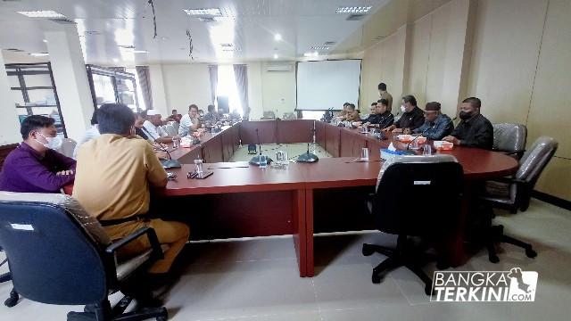 Rapat Dengar Pendapat bersama developer, pengembang perumahan, Badan Keuangan Daerah dan Dinas Perumahan dan Kawasan Permukiman Kota Pangkalpinang, terkait kenaikan NJOP PBB-P2, Senin (14/02/2022) siang.