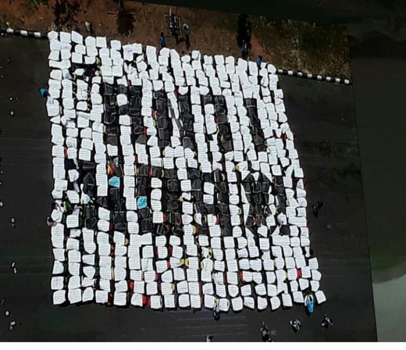 UBB menggelar penutupan Pengenalan Kehidupan Kampus bagi Mahasiswa Baru (PKKMB) 2018 dengan membuat Giant Flag bertajuk Anti Hoax, di Lapangan Parkir Fakultas Teknik, Selasa (14/08/2018).