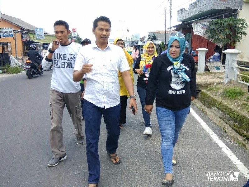 Endang Kusumawati Calon Walikota Pangkalpinang yang berpasangan dengan calon Wakil Walikota Ismiryadi (Eksis), saat blusukan di Kelurahan Air Itam, Minggu (18/03/2018).