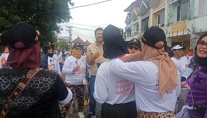 Emak - Emak Terus Antusias Ikut Senam Zumba Rutin Bersama Bang Harwendro