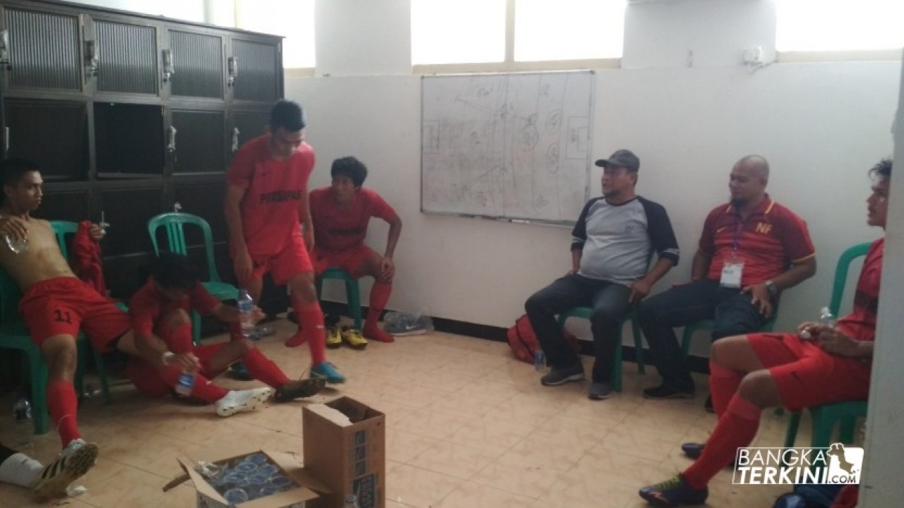 Ketua Askot PSSI Pangkalpinang, Achmad Subari saat memberikan motivasi kepada kawan-kawan Persipas Pangkalpinang, usai laga lanjutan Liga 3 Tahun 2018, di Stadion Orom Sungailiat, Jum'at (03/08/2018.