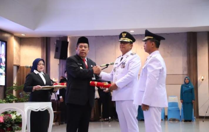 Gubernur Kepulauan Bangka Belitung, Dr. (HC) Hidayat Arsani, S.E, secara resmi melantik H. Fery Insani, S.E., M.M., dan Syahbudin, S.IP., M.Tr.Ip sebagai Bupati dan Wakil Bupati Bangka periode 2025–2030. Acara pelantikan berlangsung khidmat di Ruang Pasir Padi, Lantai III Kantor Gubernur Babel, Rabu (5/11/2025). (BANGKA TERKINI)