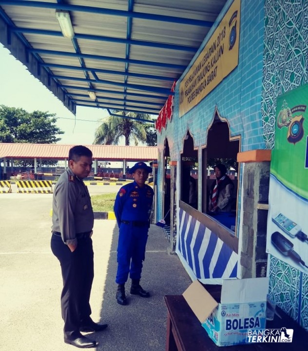 Kapolres Bangka Barat AKBP Firman Andreanto, S.H., S.I.K., M.Si  melaksanakan pengecekan Pos Pelayanan Tanjung Kalian Muntok, guna memantau perkembangan jumlah pemudik yang akan menyeberang melalui pelabuhan Tanjung Kalian, Kamis (07/06/2018).