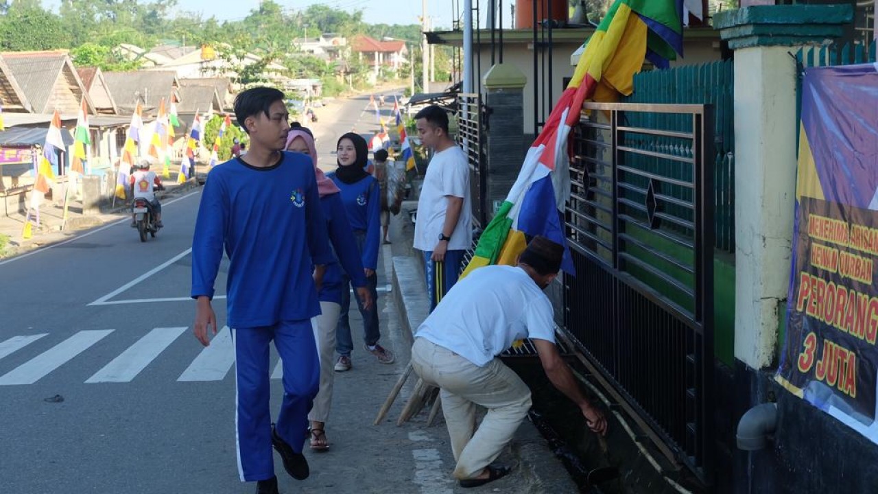 Wujudkan Gerakan Indonesia Bersih, peserta Kuliah Kerja Nyata (KKN) Universitas Bangka Belitung (UBB), ajak masyarakat Kelurahan Tua Tunu Indah giatkan gotong royong, Jum'at (19/07/2019).