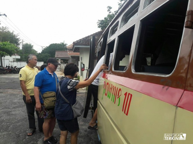 Wisata Asing saat naik pownis di Museum Timah