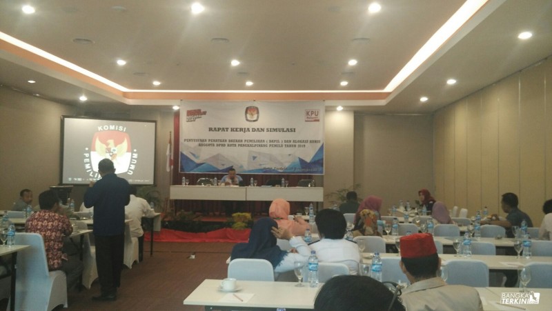 Suasana saat kegiatan Raker dan simulasi penataan Daerah pemilihan (Dapil) dan Alokasi Kursi Anggota DPRD Kota Pangkalpinang oleh KPU Kota Pangkalpinang.
