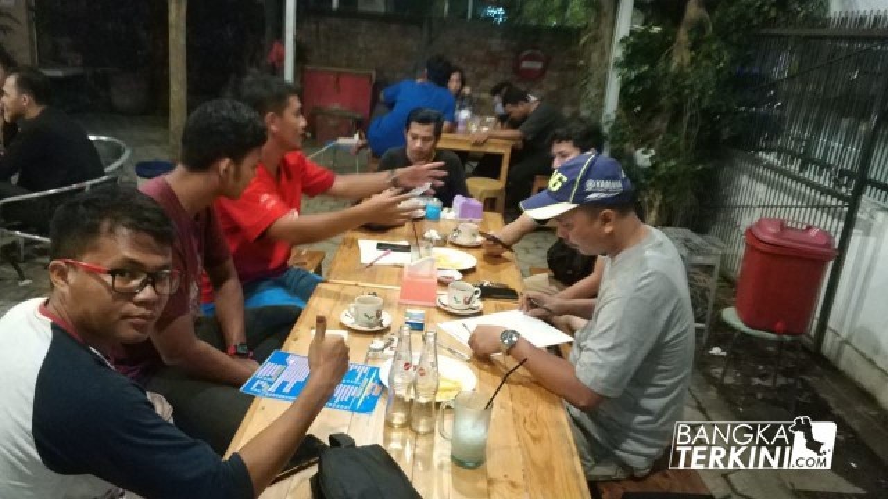 Asosiasi Futsal Provinsi (AFP) Babel, gelar rapat penentuan kriteria pelatih dan pembentukan tim Cabor Futsal Pra PON, di salah cafe yang ada di Pangkalpinang, Selasa (14/05/2019).