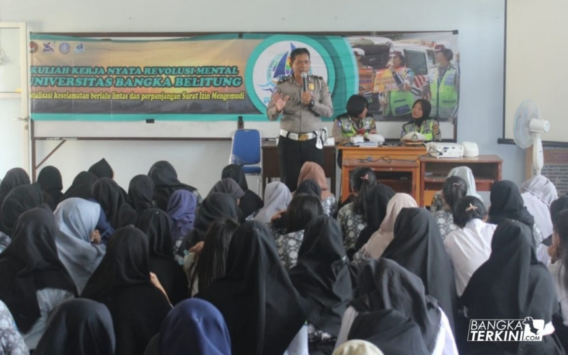 Mahasiswa Kuliah Kerja Nyata-Revolusi Mental (KKN-RN) Universitas Bangka Belitung bekerjasama dengan Kepolisian Resor (Polres) Belitung Timur, gelar sosialisasi Keselamatan Berlalu Lintas di Sekolah Menengah Atas (SMA) Negeri 1 Manggar Kabupaten Belitung Timur, Jumat (27/07/2018).