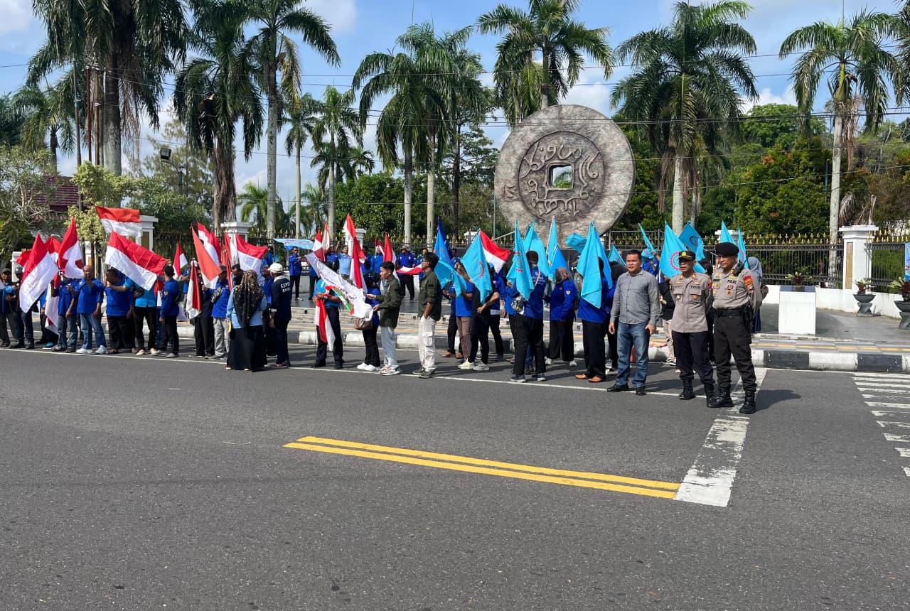 Sekitar 100 buruh yang tergabung dalam Konfederasi Serikat Pekerja Seluruh Indonesia (KSPSI) Provinsi Kepulauan Bangka Belitung menggelar Apel Kebangsaan di Titik Nol Kilometer Pangkalpinang, Sabtu (18/10/2025).