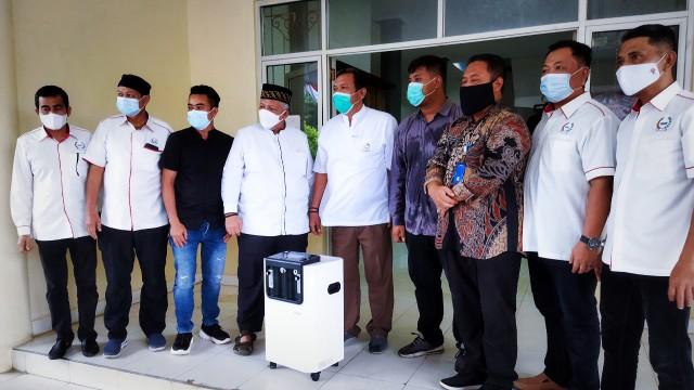 Asosiasi Industri Timah Bangka Belitung Serahkan 5 Unit Oksigen Konsetrat 10 Liter ke Pemkab Bangka Barat.