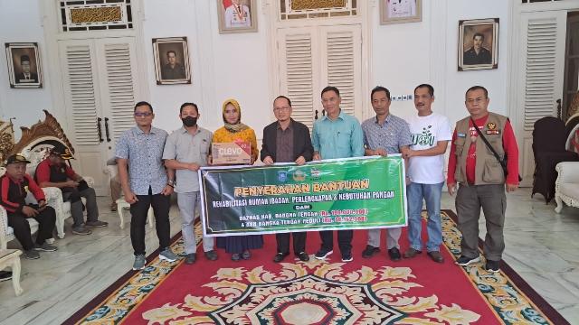Jajaran Pemkab Bangka Tengah Bagikan Bantuan ke Cianjur