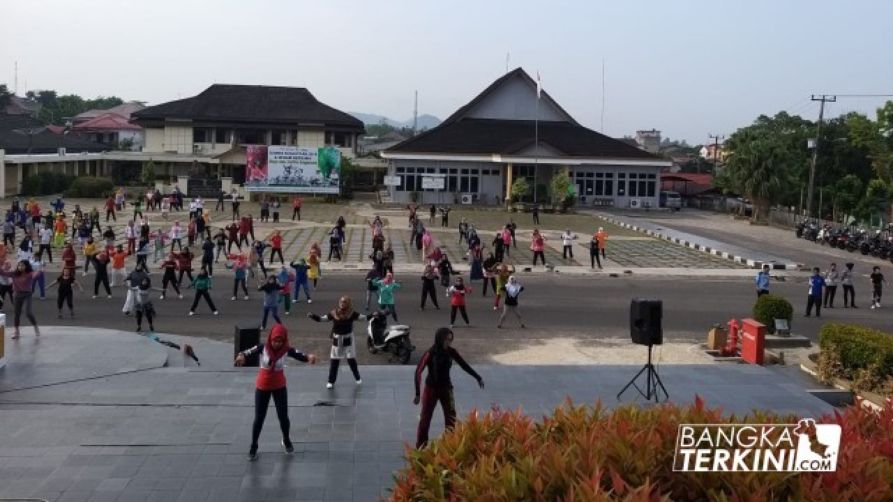 Dinas Pariwisata Kota Pangkalpinang gelar senam beribu senyuman untuk ASN Kota Pangkalpinang, yang bertempat di Halaman Kantor Walikota, Jumat (18/10/2019).