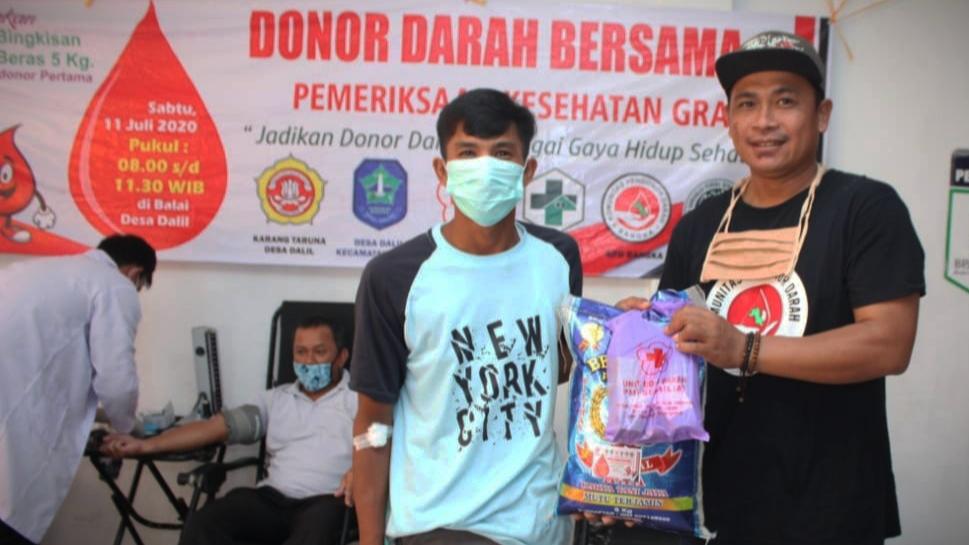 Karang Taruna Desa Dalil, Pemdes Dalil, PMI Bangka, Puskesmas Bakam, Komunitas Pendonor Darah (KPD) Bangka, serta BKPRMI Bangka gelar kegiatan donor darah di Balai Desa Dalil, Sabtu (11/07/2020).