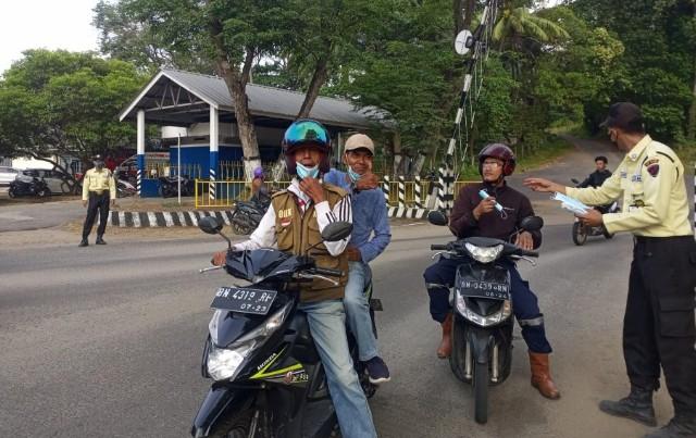 Edukasi Bahaya Kabut Asap di Muntok, PT Timah Tbk Bagikan Masker ke Sekolah dan Penguna Jalan