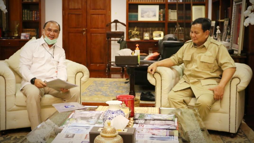 Erzaldi Rosman saat berkunjung ke Kediaman Menhan RI Prabowo Subianto. (Doc Humas Pemprov Bangka Belitung)