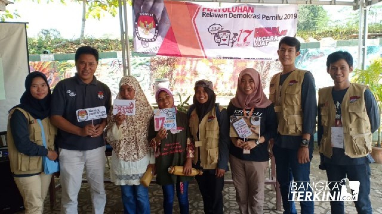 30 masyarakat penyandang disabilitas menerima sosialisasi kepemiluan yang disampaikan oleh Relasi KPU Bangka,di Balai Desa Petaling Banjar Kecamatan Mendo Barat, Selasa (05/03/2019).