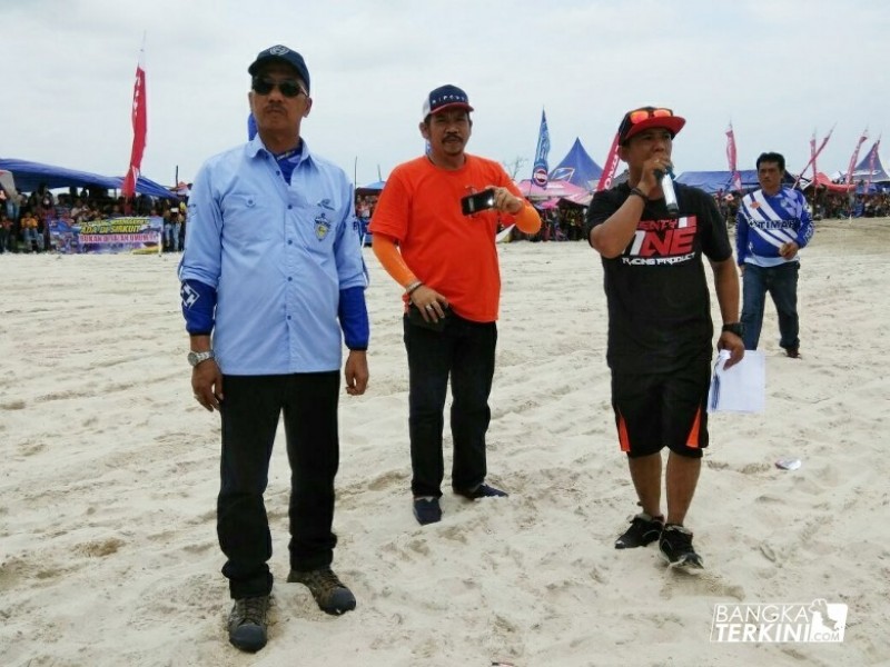 Ismiryadi Calon Wakil Walikota Pangkalpinang yang berpasangan dengan Endang Kusumawaty calon Walikota Pangkalpinang, saat menghadiri undangan kejuaraan motor grassstrack pantai yang diselenggarakan oleh ketua IMI (Ikatan Motor Indonesia) Babel Wahyu Dwicahyono, di Pantai Pasir Padi Minggu (08/04/2018).