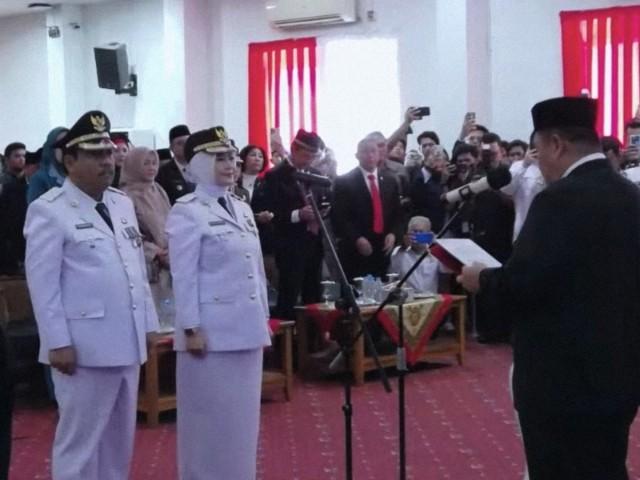 Pasangan Wali Kota dan Wakil Wali Kota Pangkalpinang terpilih, Prof. Saparudin dan Dessy Ayutrisna, resmi dilantik oleh Gubernur Kepulauan Bangka Belitung Hidayat Arsani di Gedung Tudung Saji, Rabu (15/10/2025).