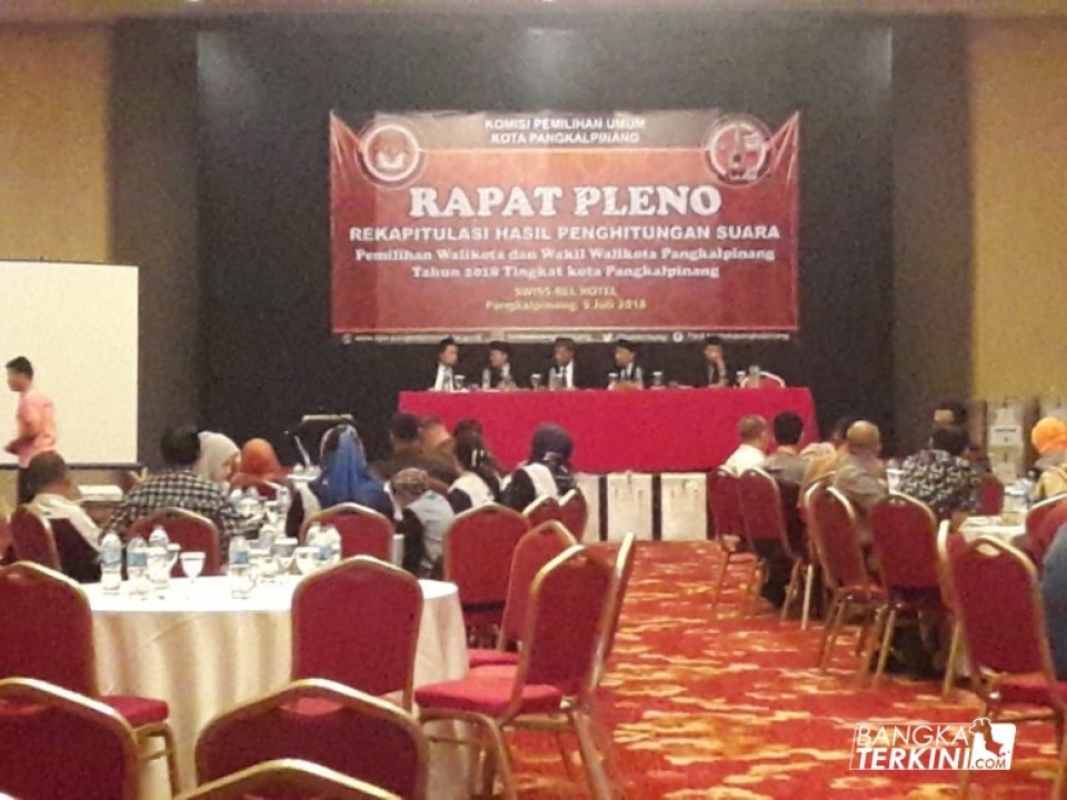 Rapat pleno rekapitulasi hasil penghitungan suara pemilihan Walikota dan Wakil Walikota Pangkalpinang tahun 2018, Kamis (05/07/2018).