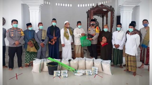 Melalui program Jum'at keliling, Polres Bangka Tengah bagikan sajadah dan alat pembersih lantai ke tempat ibadah umat Muslim atau Masjid, Jum'at (13/11/2020).