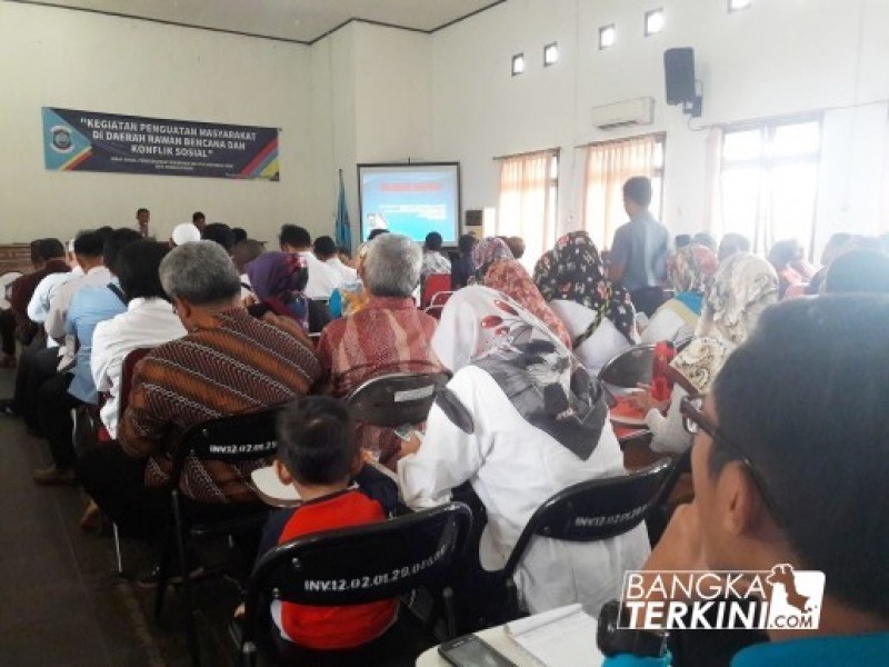 Dinas Sosial, Pemberdayaan Perempuan dan Perlindungan Anak (PPPA) Kota Pangkalpinang, saat melakukan kegiatan penguatan masyarakat di daerah rawan bencana dan konflik sosial, di Aula Pertemuan Kantor Dinsos dan PPPA Kota Pangkalpinang, Rabu (25/04/2018).