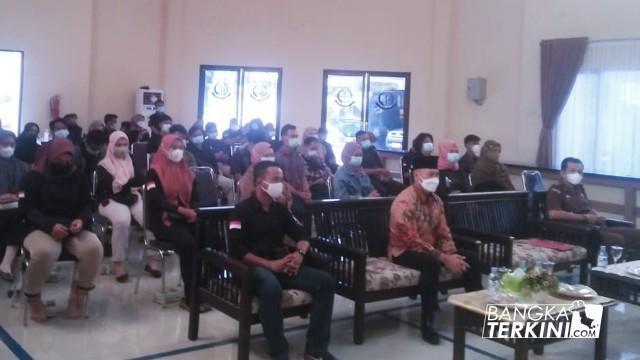 Kejaksaan Negeri (Kejari) Bangka Tengah, hari ini menggelar kegiatan sosialisasi milenial sadar hukum dengan tema Bijak dalam bersosial media, bertempat di Aula Kejari Bateng, Kamis (25/03/2021).