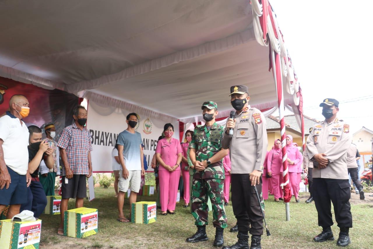 Kapolda Babel Bersama Danrem 045/Gaya Berikan Bantuan Sosial Kepada Korban Bencana Alam Puting Beliung