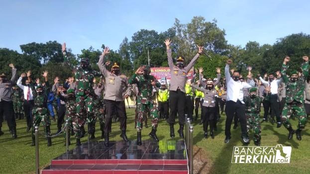 Kapolda Bangka Belitung IRJEN POL Anang Syarif Hidayat memimpin Apel Konsolidasi TNI - POLRI yang di laksanakan di Halaman Mapolres Bangka Tengah, Jum'at, (07/01/2021).
