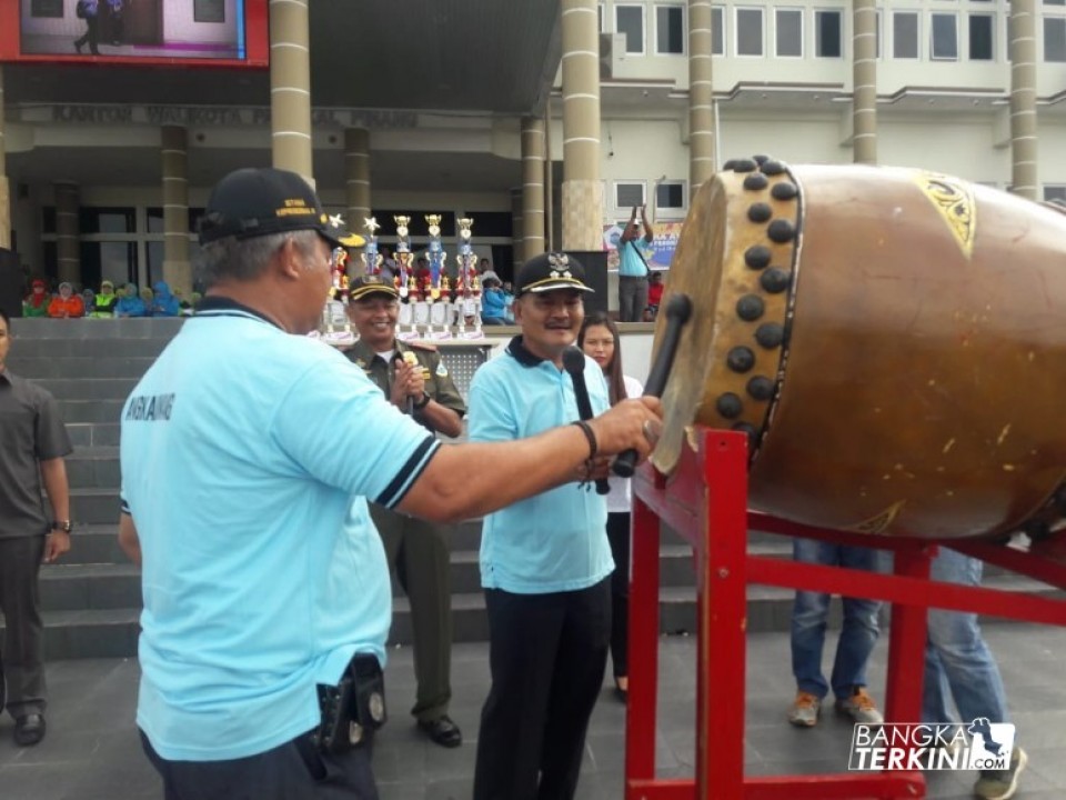 Plt Walikota, Muhammad Sopian saat membuka resmi kegiatan O2SN, di Halaman Kantor Walikota Pangkalpinang, Rabu (11/07/2018). 