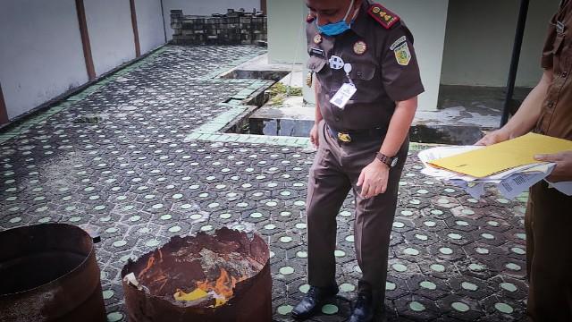 Kejaksaan Negeri Bangka Tengah Musnahkan Arsip Usia Diatas 5 Tahun