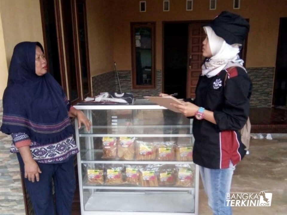 Mahasiswa KKN UBB saat mengunjungi salah satu pelaku UMKM