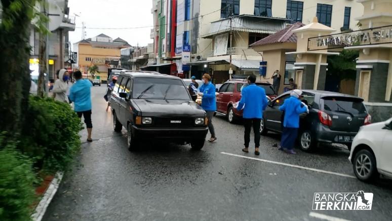 KNPI Kabupaten Bangka bagi masker dan takjil ke seluruh pengendara yang melintas serta pedagang di Area Pasar, Sungailiat Kapbupaten Bangka, Jum'at (08/05/2020).