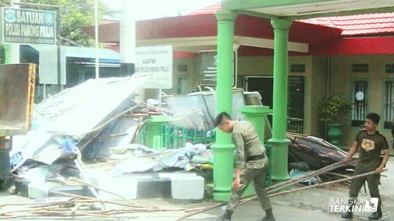 Suasana Pembongkaran Spanduk dan Baliho Balon Walikota dan Wakil Walikota, oleh Satpol PP Kota Pangkalpinang