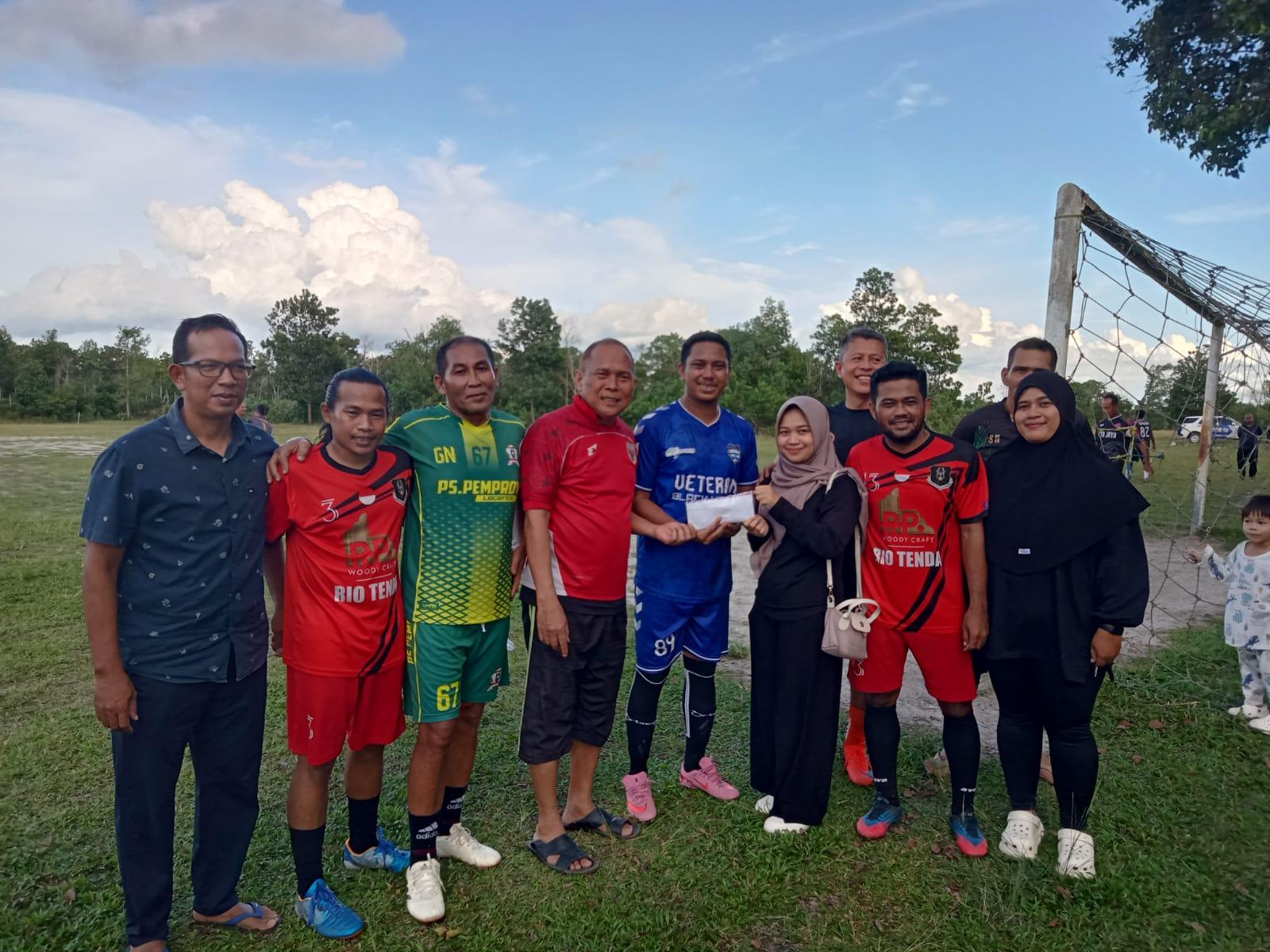Pertandingan amal untuk 'Om Ratu' tersebut berlangsung pada Kamis (18/12/2025) di GOR Sahabuddin, Bangka Belitung, dan diikuti oleh empat tim, yakni Vetajaya, Pemprov Legend, SWAT FC, dan Air Itam.