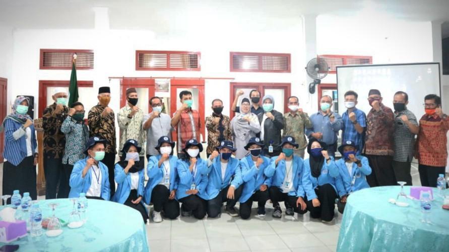 Foto Bersama Mahasiswa KKN PPM RISTEK UBB angkatan XV Desa Karya Makmur, usai makan malam bersama Bupati Bangka Mulkan, SH, MH, Sabtu (18/07/2020).