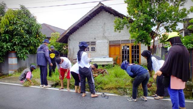 Doc : Mahasiswa KKN UBB di Bukit Sari Gotong Bersama Warga