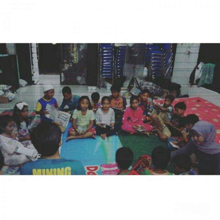 Mahasiswa KKN (kuliah kerja nyata) Toboali UBB, gelar kegiatan bimbingan belajar  yang diikuti kurang lebih 30 anak-anak desa, di balai pertemuan Desa Gadung.