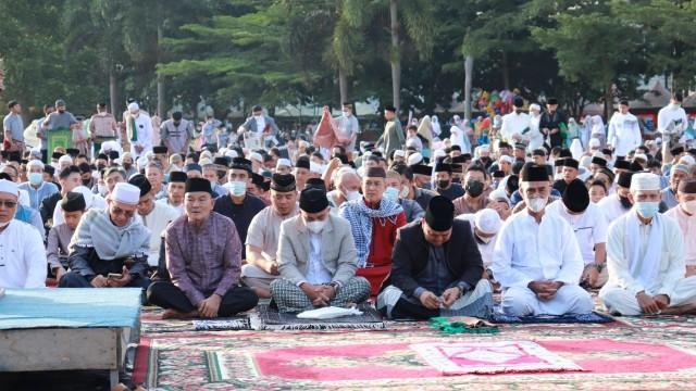 Molen-Sopian dan Masyarakat Pangkalpinang Laksanakan Sholat Ied di Alun-Alun Taman Merdeka