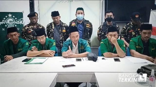 Ketua PC GP Ansor Pangkalpinang Wahyu Gusna dan pengurus PAC GP Ansor Se Pangkalpinang, saat melakukan konferensi pers di Kantor PCNU Pangkalpinang yang juga sekretariat PC GP Ansor Pangkalpinang Kamis (09/12/2021).