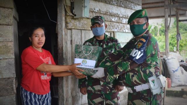Pasi Bhakti Korem 045/Gaya Mayor Chb Nawawi bersama anggota korem bagikan sembako dengan mendatangi langsung rumah warga