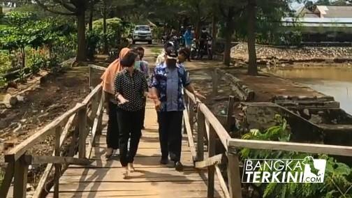 Ketua DPRD Bangka Tengah, Mehoa bersama komisi III kunjungan kerja ke Kolong Beguruh, Kecamatan Pangkalanbaru, Kabupaten Bangka Tengah, Jum'at (08/05/2020).