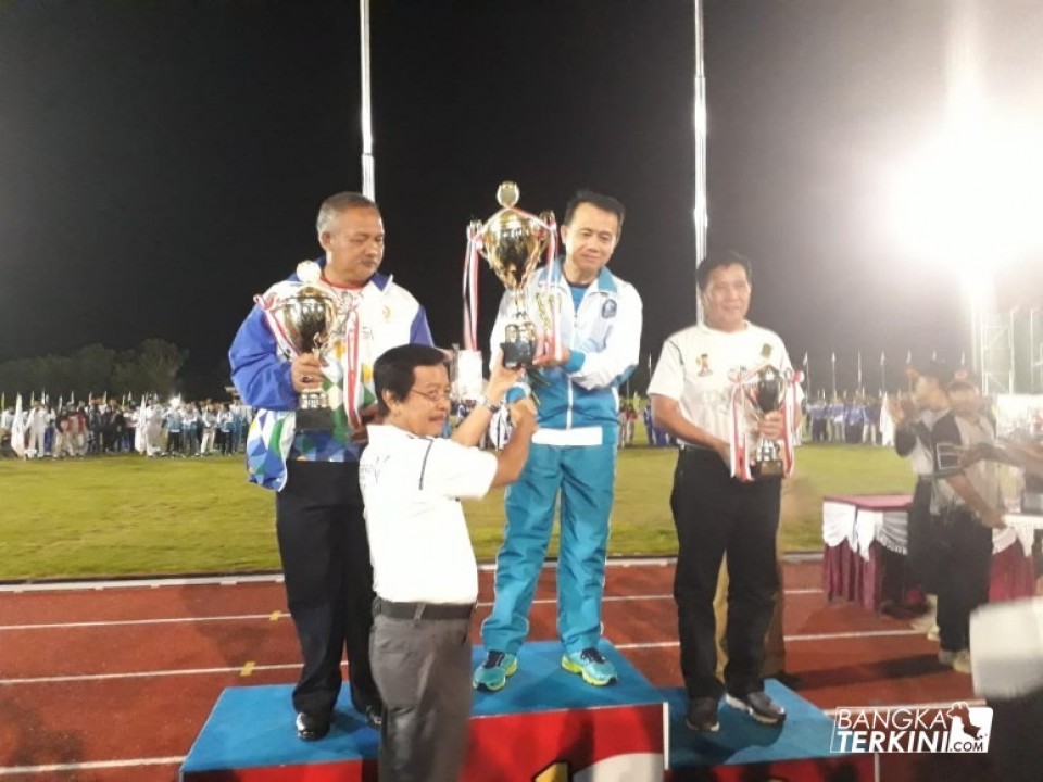 Wakil Gubernur Babel, Abdul Fatah memberikan piala kepada Kabupaten/Kota yang meraih emas terbanyak pada Porprov Babel ke V di Bateng, Senin (03/12/2018).