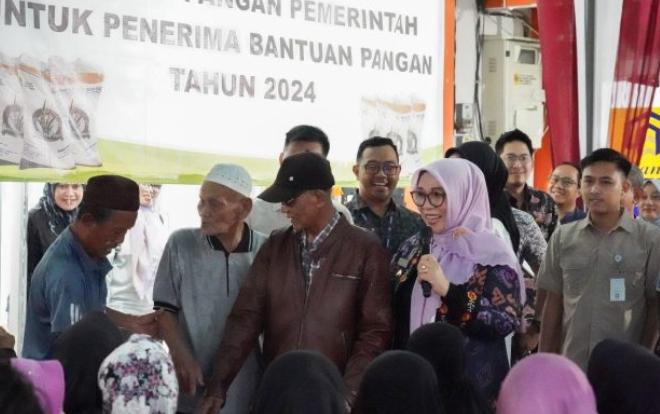 Pemkot Pangkalpinang Salurkan Beras Ke 902 KK Di Kecamatan Taman Sari